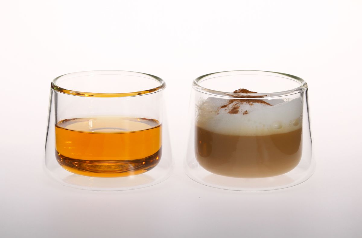 DUO BETA doppelwandiges Glas mit Tee und Cappuccino